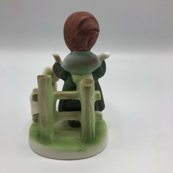 Vintage Porcelain Girl Figurine Carrying Fruit With Lamb, Unmarked 5" - EUC - Picture 6 of 12